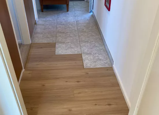 Vinylboden an Fliesenboden angepasst