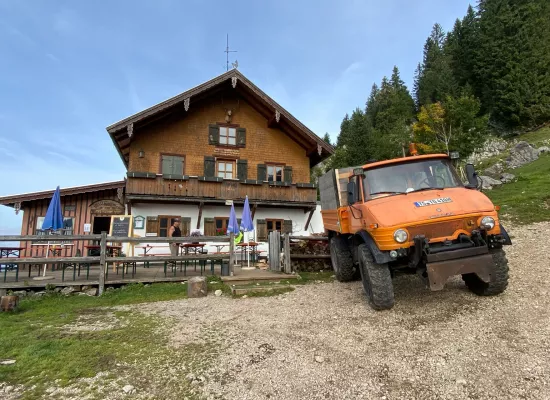 Brennholzlieferung ans Hochgernhaus mit Unimog