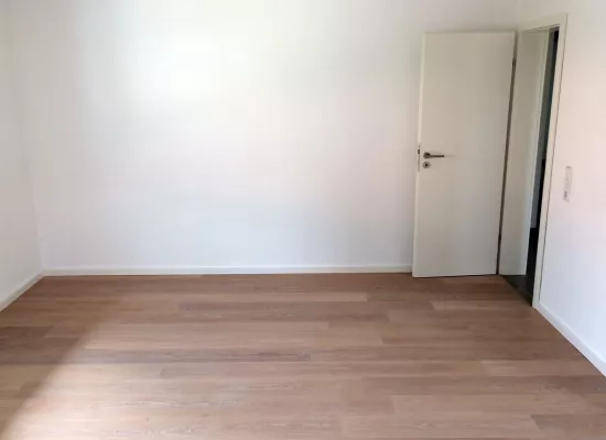 Neu verklebter Parkettboden