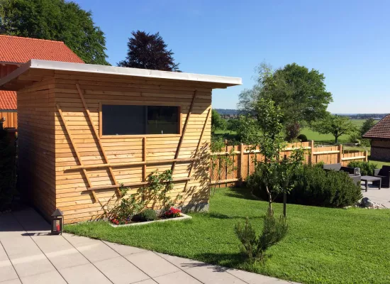 Angelegte Gartenanlage mit Hütte