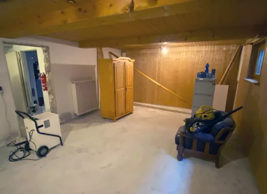 Zur Trocknung vorbereiteter Kellerraum