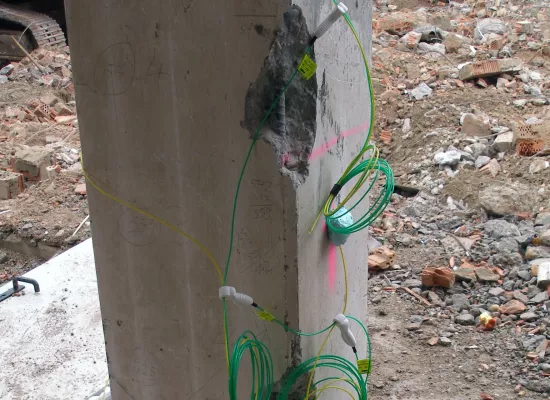 Betonsteher mit eingegrachten Sprengladungen