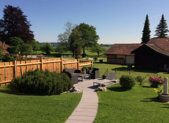 Angelegter Freisitz mit Bepflanzung