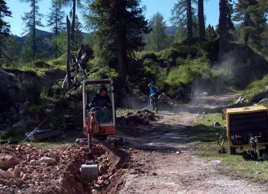 Ausgehobener Graben nach Sprengung
