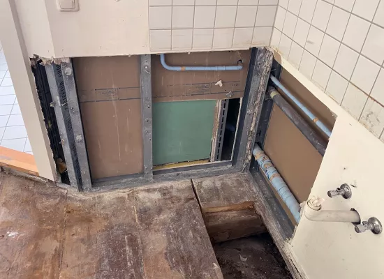 Öffnung Trockenbauwand zur Schimmelbeseitigung