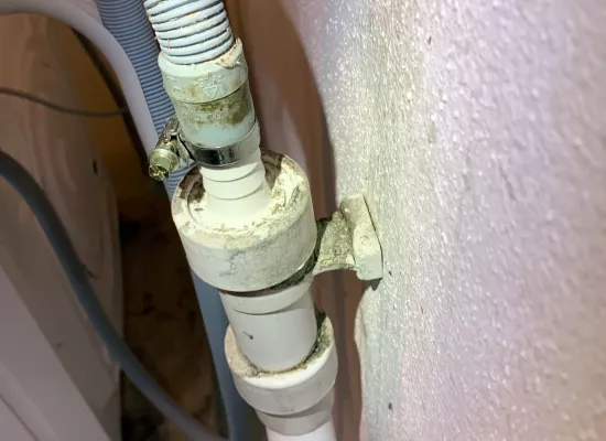 Ursache Wasserschaden an Abfluss