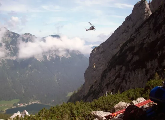 Baumaterial im Anflug zur Sprengstelle