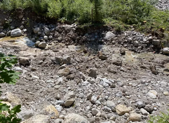 Gesprengter Findling für Hochwasserschutz