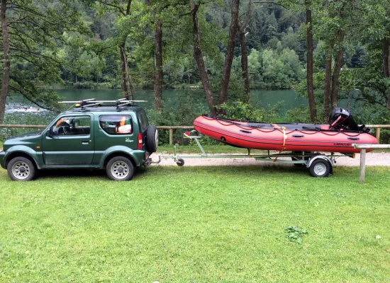 Anliefern Arbeitsboot im Gelände