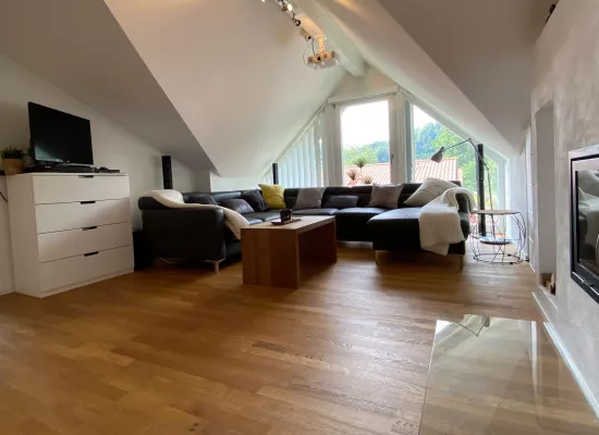 Parkettboden geölt mit Holztisch aus Eiche