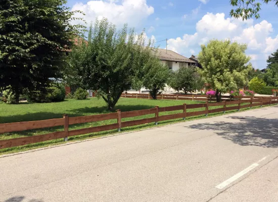 Neu montierter Gartenzaun