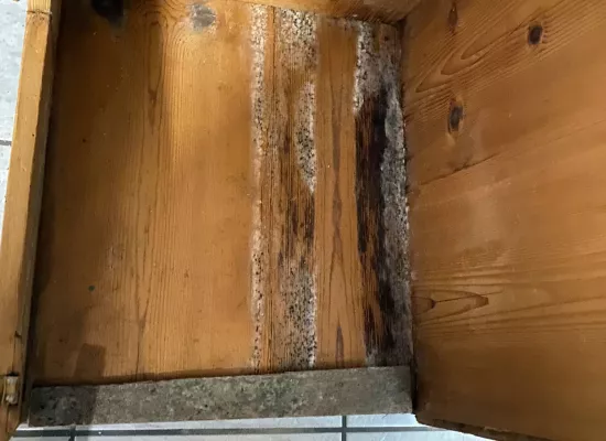 Zu sanierender Schrank