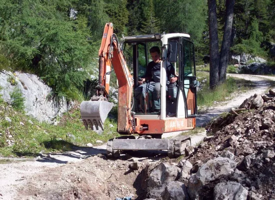 Ausgehobener Graben nach Sprengung