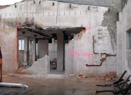 Zu sprengende Betonsteher