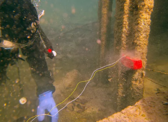 Anbringen Sprengladung an Stahl